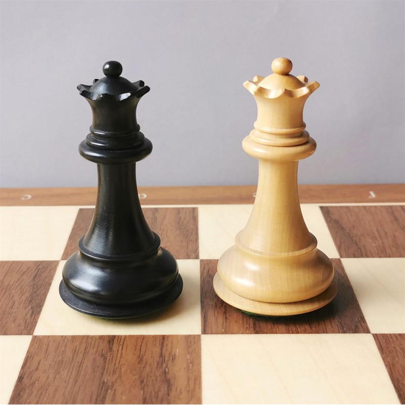 Jeux de dames et d'échecs en bois